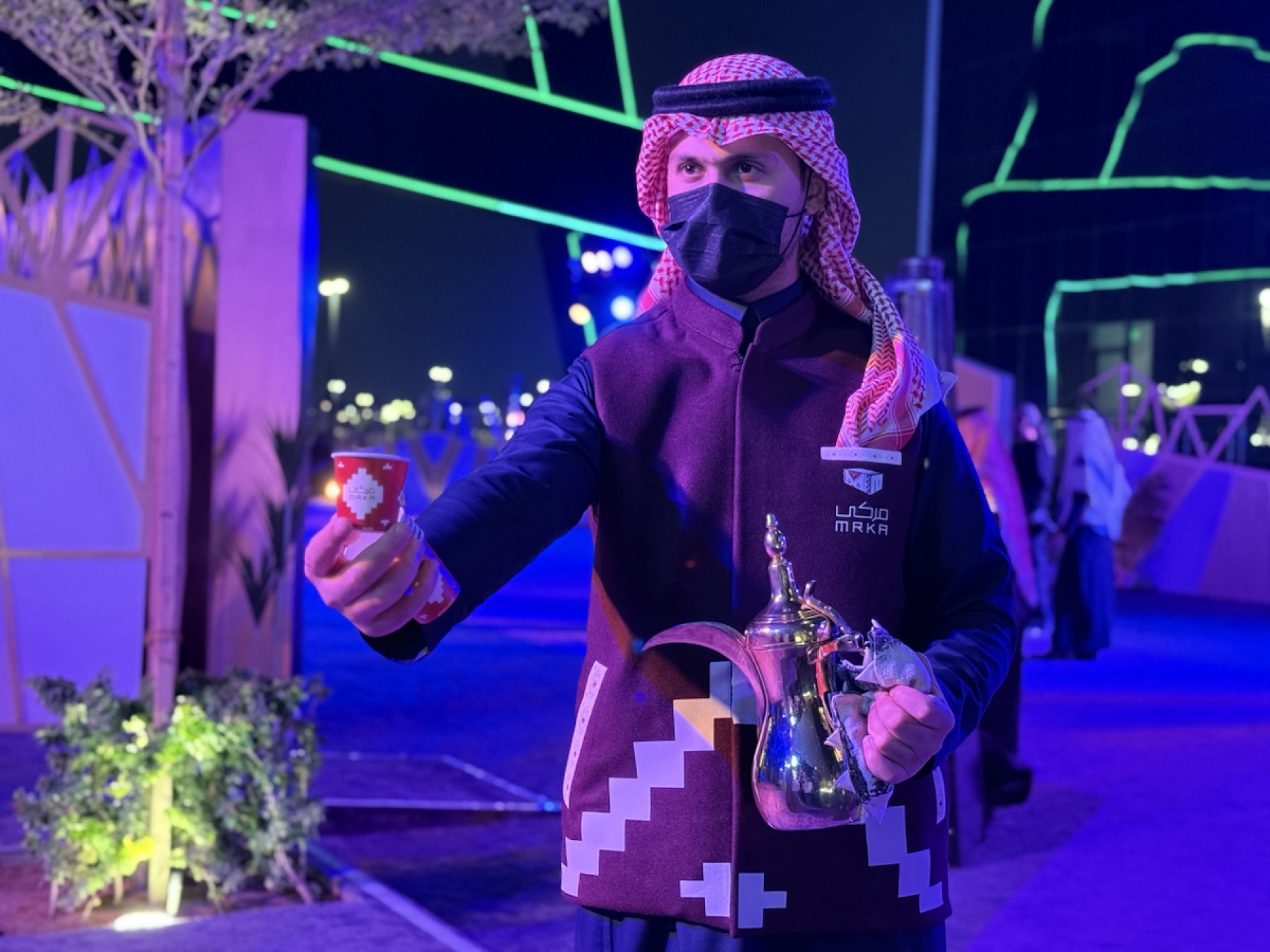 فريق مركى يقدم القهوة السعودية ضمن تجربة ضيافة في فعالية